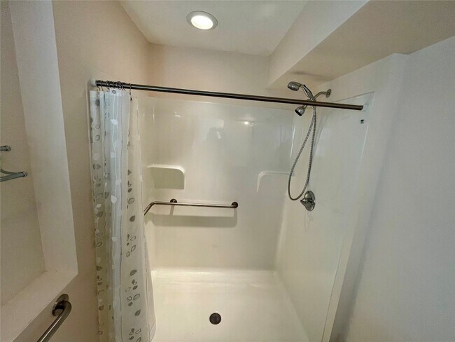 Building Photo - 328 Chestnut Ln