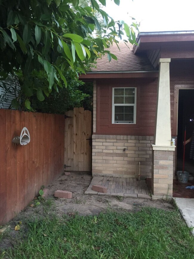 Building Photo - 909 E Jefferson St