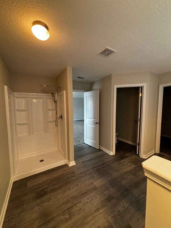 Building Photo - 653 Red Oak Ln