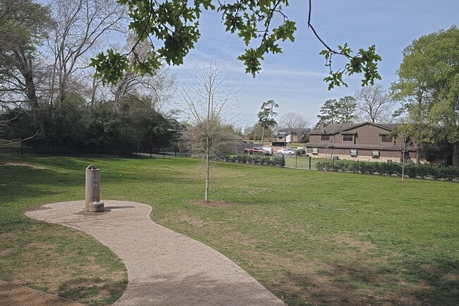 Building Photo - 12635 Lakeshore Dr