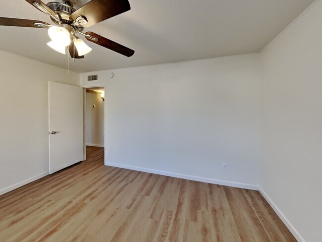 Building Photo - 421 E Encinas Ave
