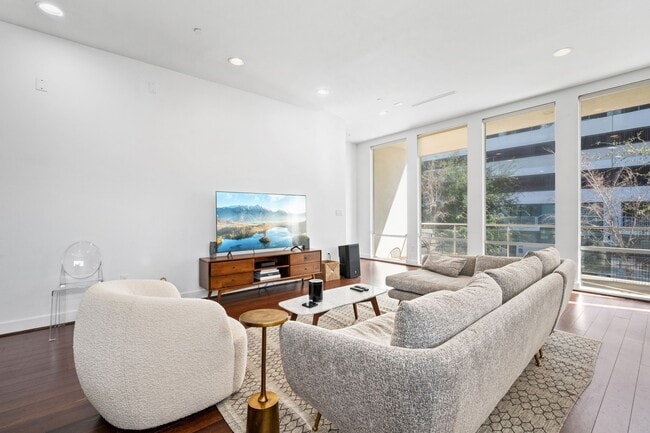 Building Photo - 3302 Lake St