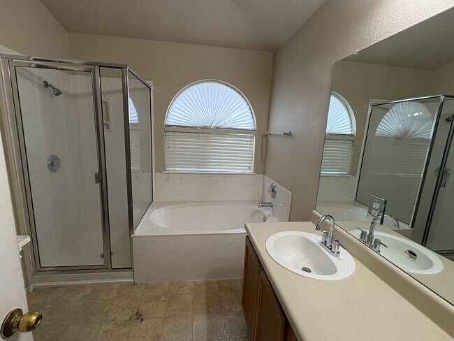 Building Photo - 387 Paddington Dr