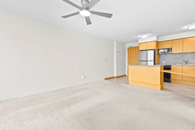Building Photo - Beautiful Honolulu views from this bright ...