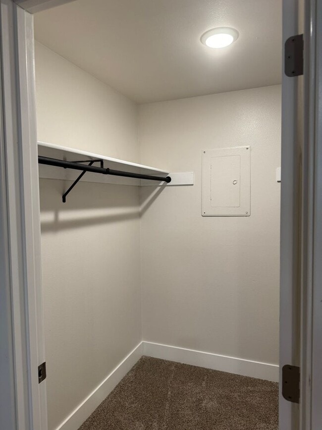 Building Photo - Updated Duplex in SE Bend