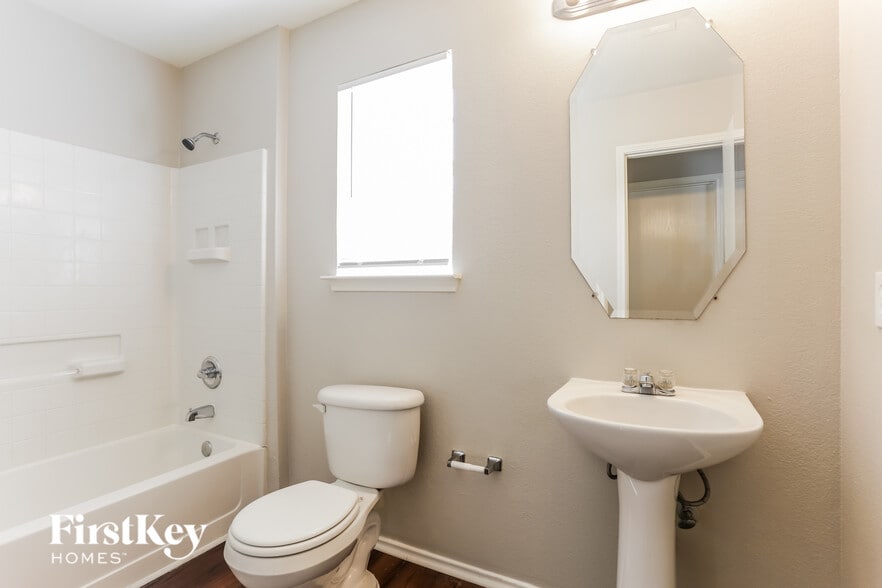 Building Photo - 6118 Veranda Way