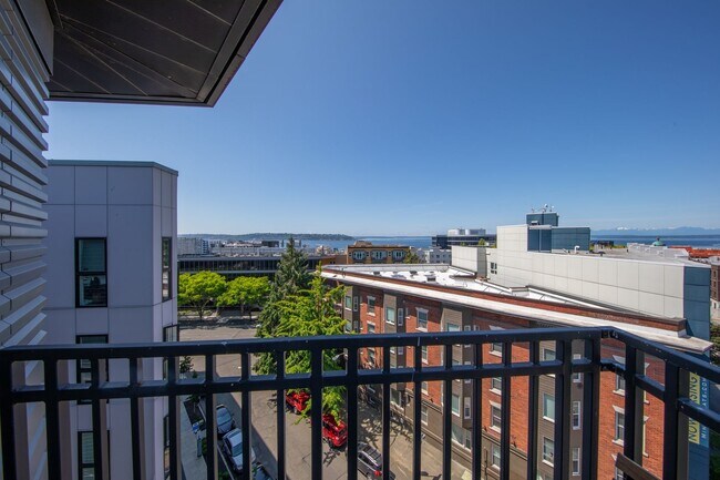 Building Photo - Matae Condominiums - Lower Queen Anne/Bell...