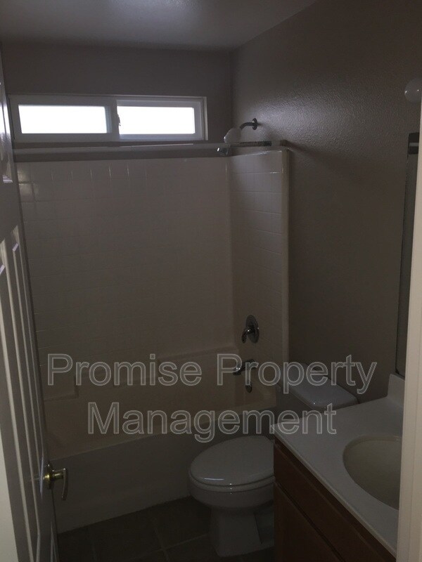 Building Photo - 565