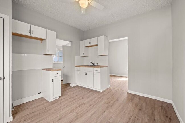 Building Photo - 84 N Oakley Ave