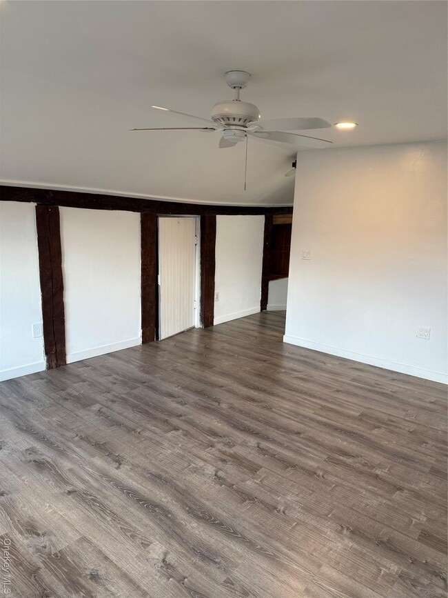 Building Photo - 619 Salt Point Turnpike