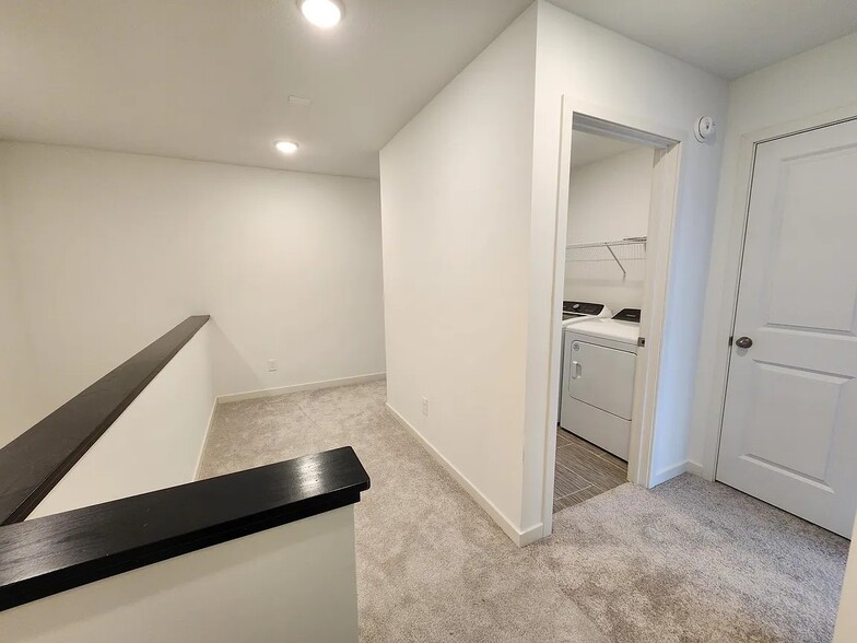 Building Photo - 4748 Airlake Curv