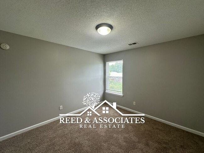 Building Photo - 2-Story Home Located in Quiet Cove!