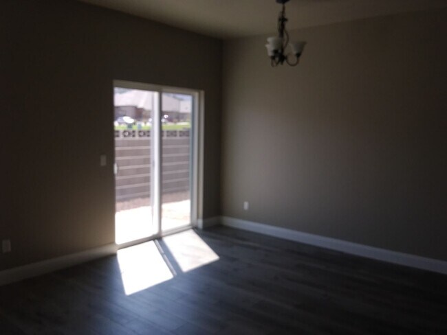 Building Photo - Newer town home living in the heart of Cedar City!