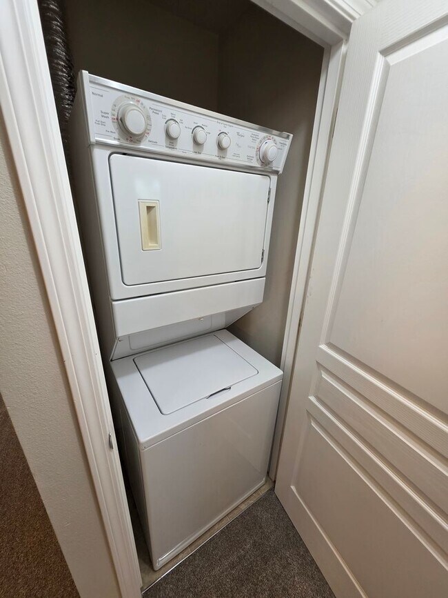 Building Photo - Spacious Duplex off Crescent