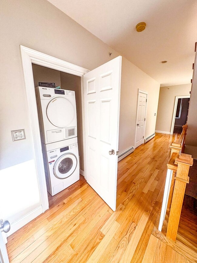 Building Photo - Luxury long term rental in the Heart of Br...