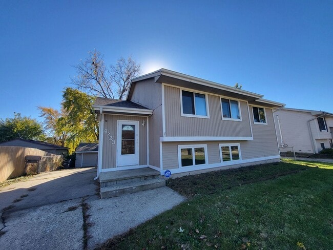 Building Photo - 4 Bedroom split-level home with garage!