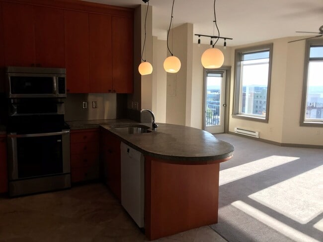 Building Photo - Belltown Court 2 Bedroom 2 Bath Condo with...