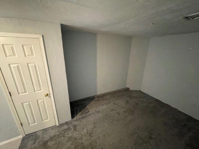 Building Photo - 2 bed garage conversion adding a flex room, full size washer connections.