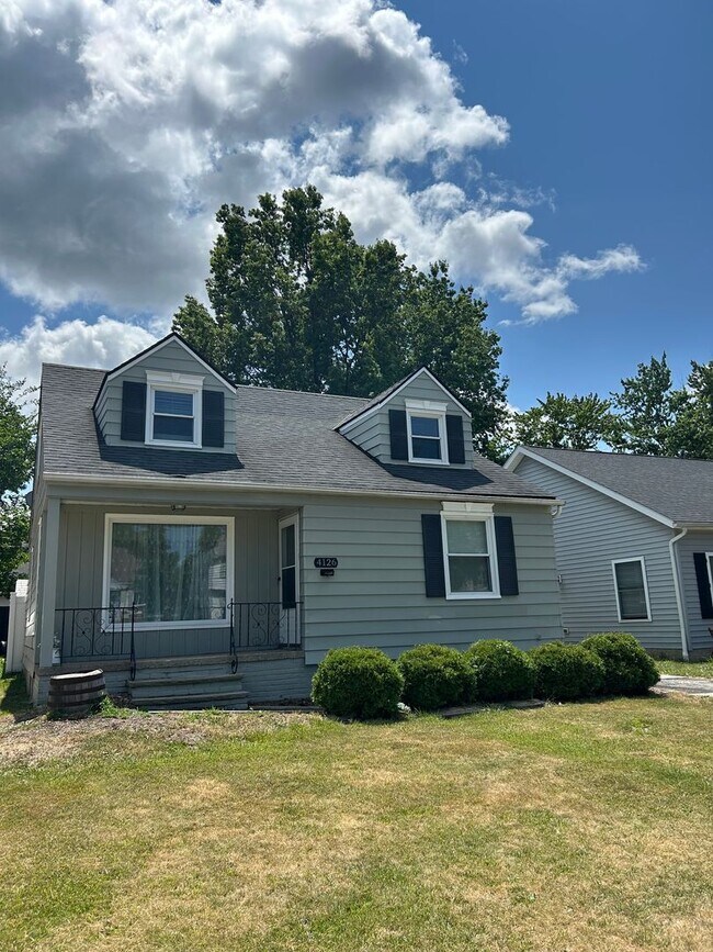 Building Photo - Spacious 3-Bedroom, 2-Bath House in South Euclid