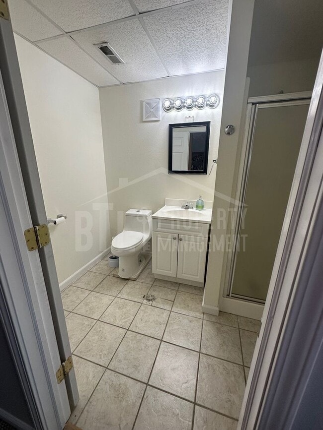 Building Photo - Fantastic Furnished 1 Bedroom Condo