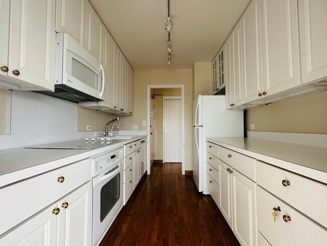 Building Photo - 5757 N Sheridan Rd