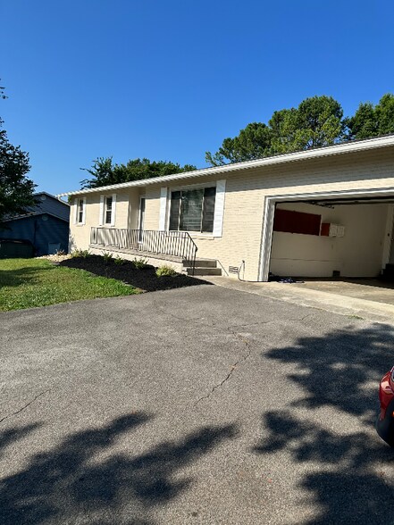Primary Photo - 1221 Southbreeze Cir