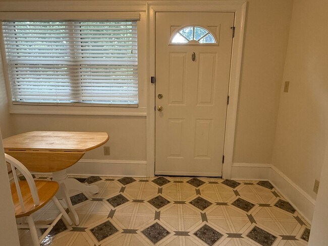 Building Photo - Spacious 1 Bedroom Convenient to Downtown ...