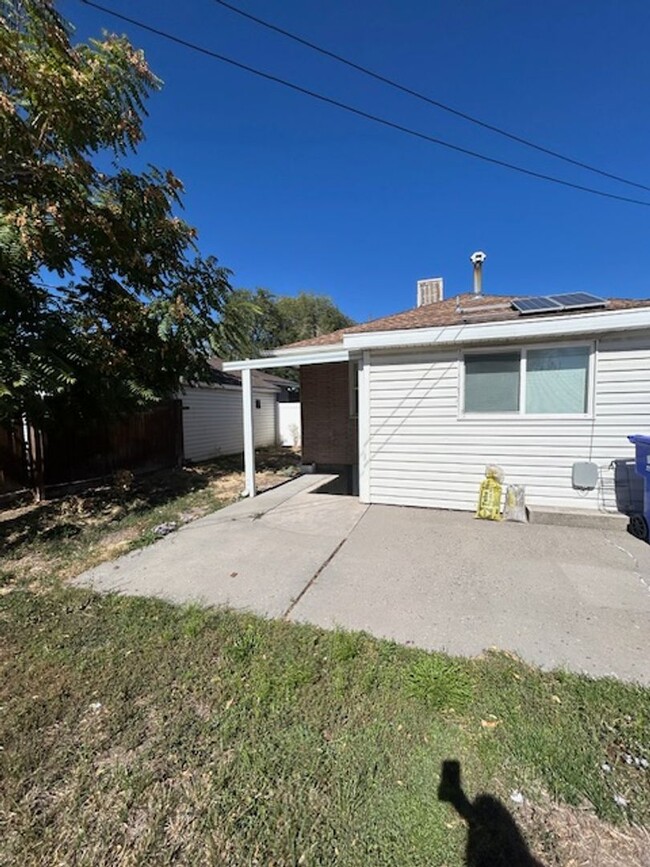 Building Photo - Duplex For Rent in South Salt Lake!