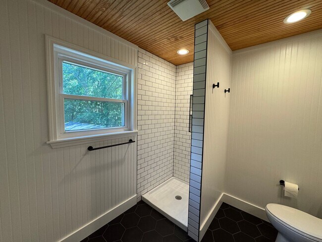 Building Photo - Spacious 3/2.5 House in Twickenham Estates...