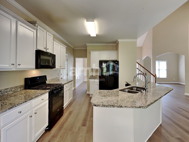 Building Photo - 513 Autumn Walk