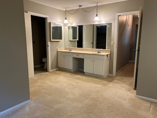 Building Photo - 2500 sq. ft. 4 Bedroom Ranch Home w/Large ...