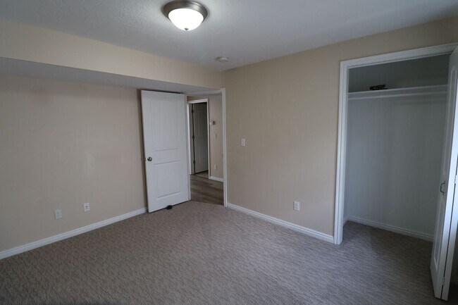 Building Photo - Large Pet Friendly House in the Foothills of Provo