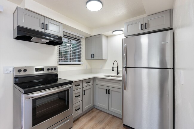 Building Photo - Renovated 2BR in Milwaukie