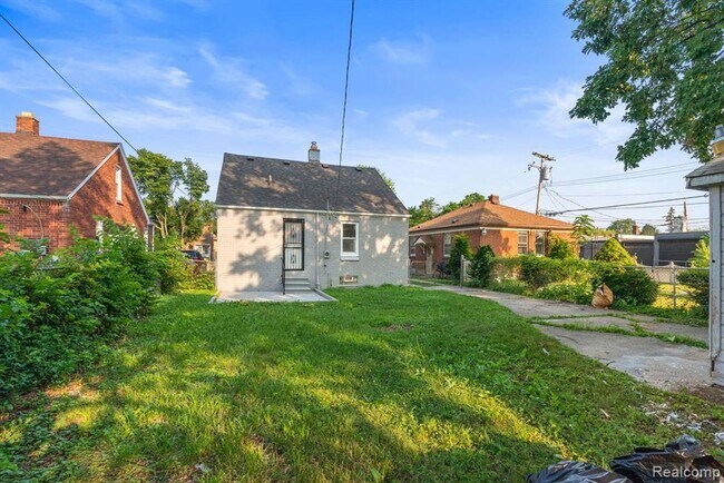 Building Photo - Beautiful Blue Bungalow
