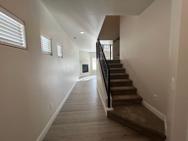 Building Photo - Move-In Bonus - 3 Bed - 2.5 Bath, Large To...