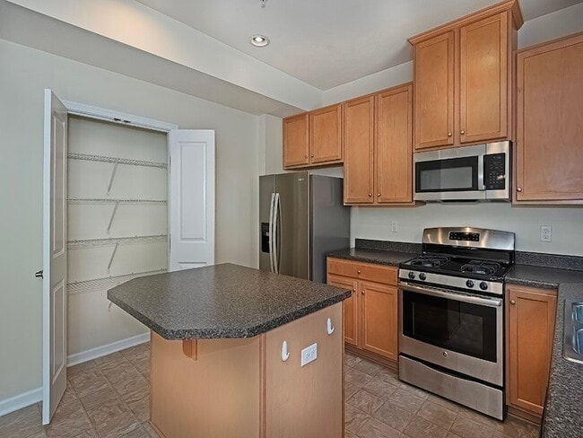 Building Photo - 627 Edison Dr