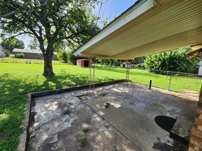 Building Photo - 925 N Linda Ave