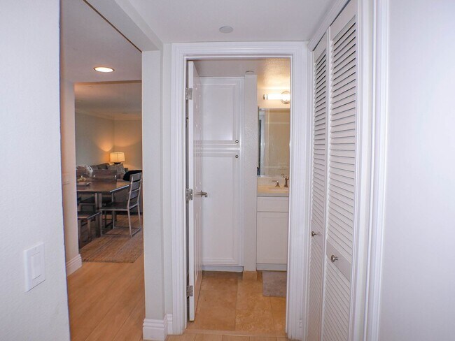 Building Photo - RARE Offering 2BD/2BA - Condo of secured building in highly sought after Boutique Bella Capri bui...