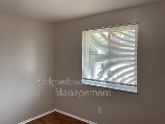Building Photo - 4953 Leeper St