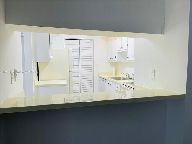 Building Photo - 925 NE 199th St