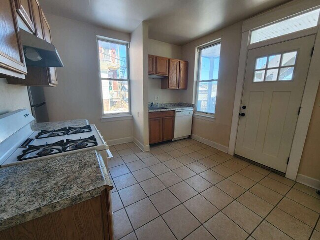 Building Photo - Charming 1-Bedroom Apartment with Hardwood Floors in York, PA!