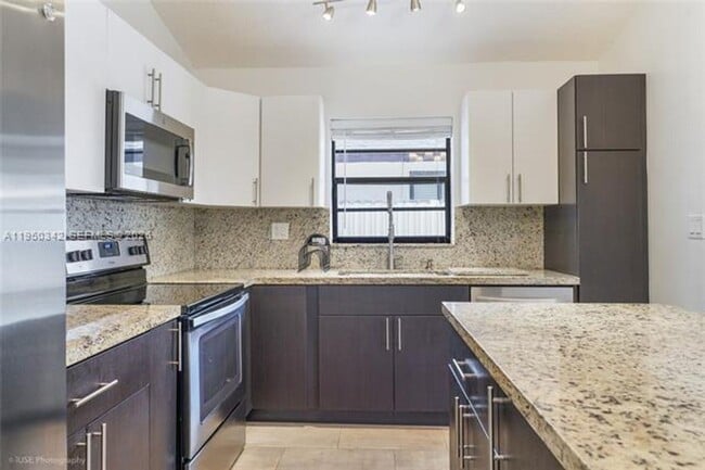 Building Photo - 1634 SW 19th Ter