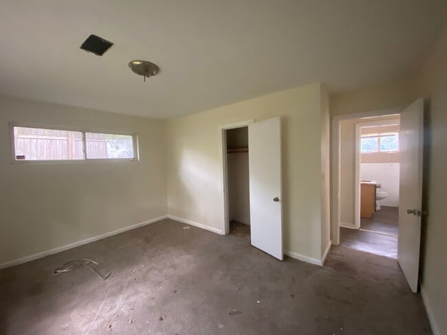 Building Photo - Cozy 3 bedrooms with charming kitchen upda...