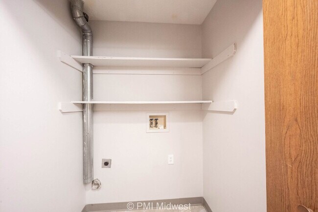 Building Photo - "Charming 2-Bed Oasis with 1.5 Baths in Sh...
