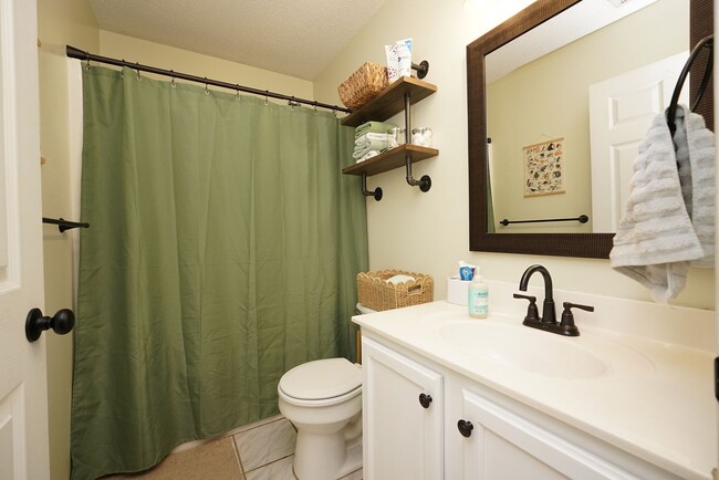 Building Photo - Lovely Cul-De-Sac Home in South Crestview