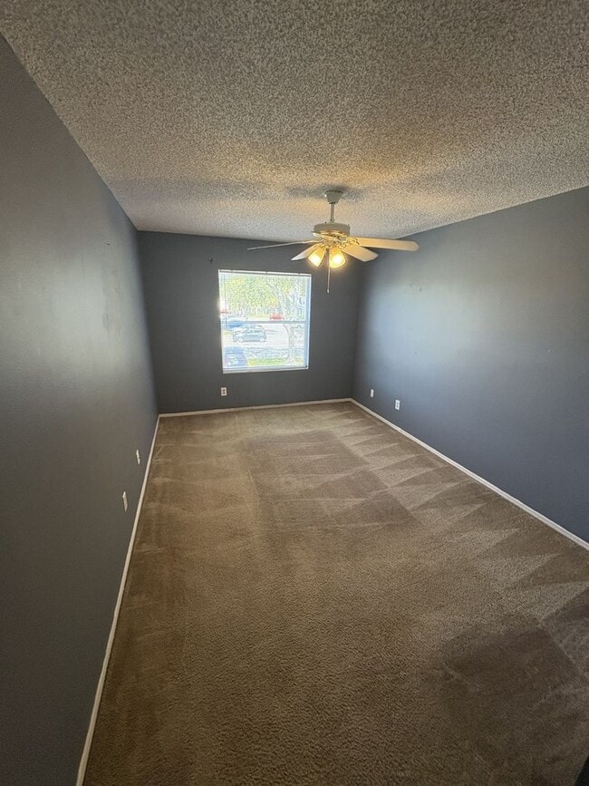 Building Photo - Large 2 bedroom 2 bath Condo