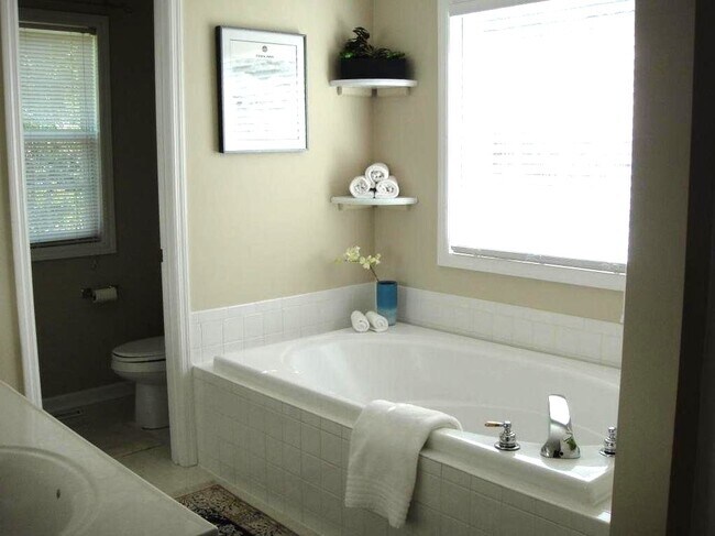 Master bath - 173 Bellhaven Dr