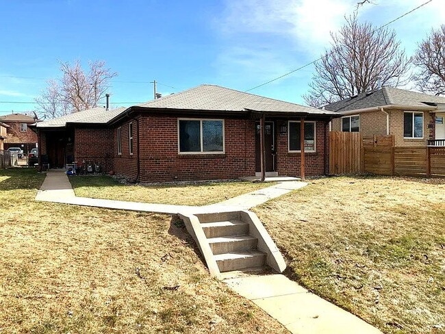 Building Photo - City Park Gem! Pet Friendly 2-bed 1-bath duplex with parking included!