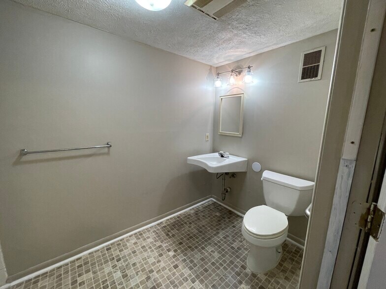 Building Photo - 5421 N 37th St