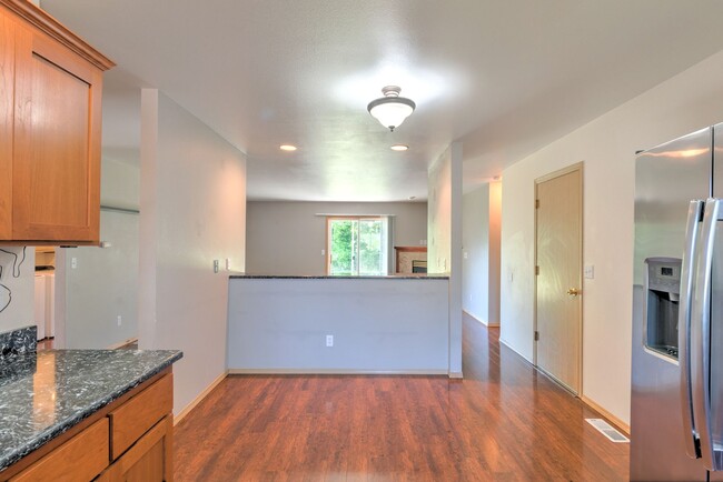 Building Photo - 3 Bedroom 2 Bath Home